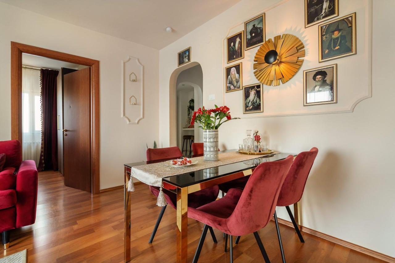 Holt - Gryffindor Tower Villa Bukarest Exteriör bild