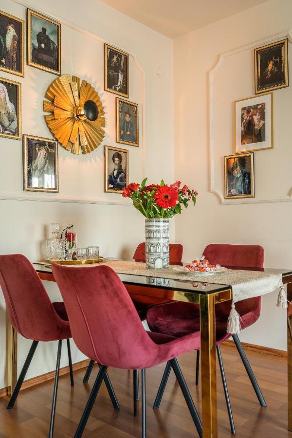 Holt - Gryffindor Tower Villa Bukarest Exteriör bild