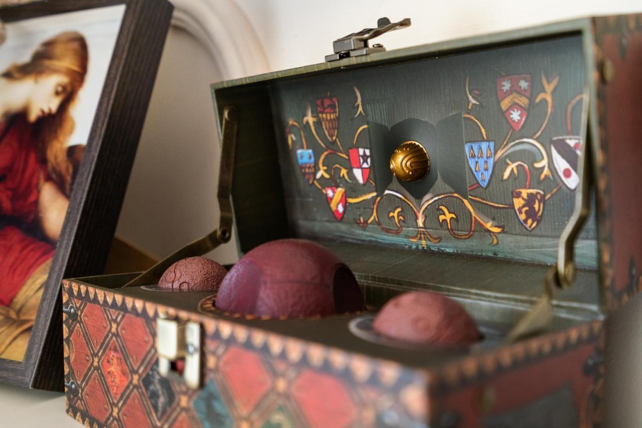 Holt - Gryffindor Tower Villa Bukarest Exteriör bild
